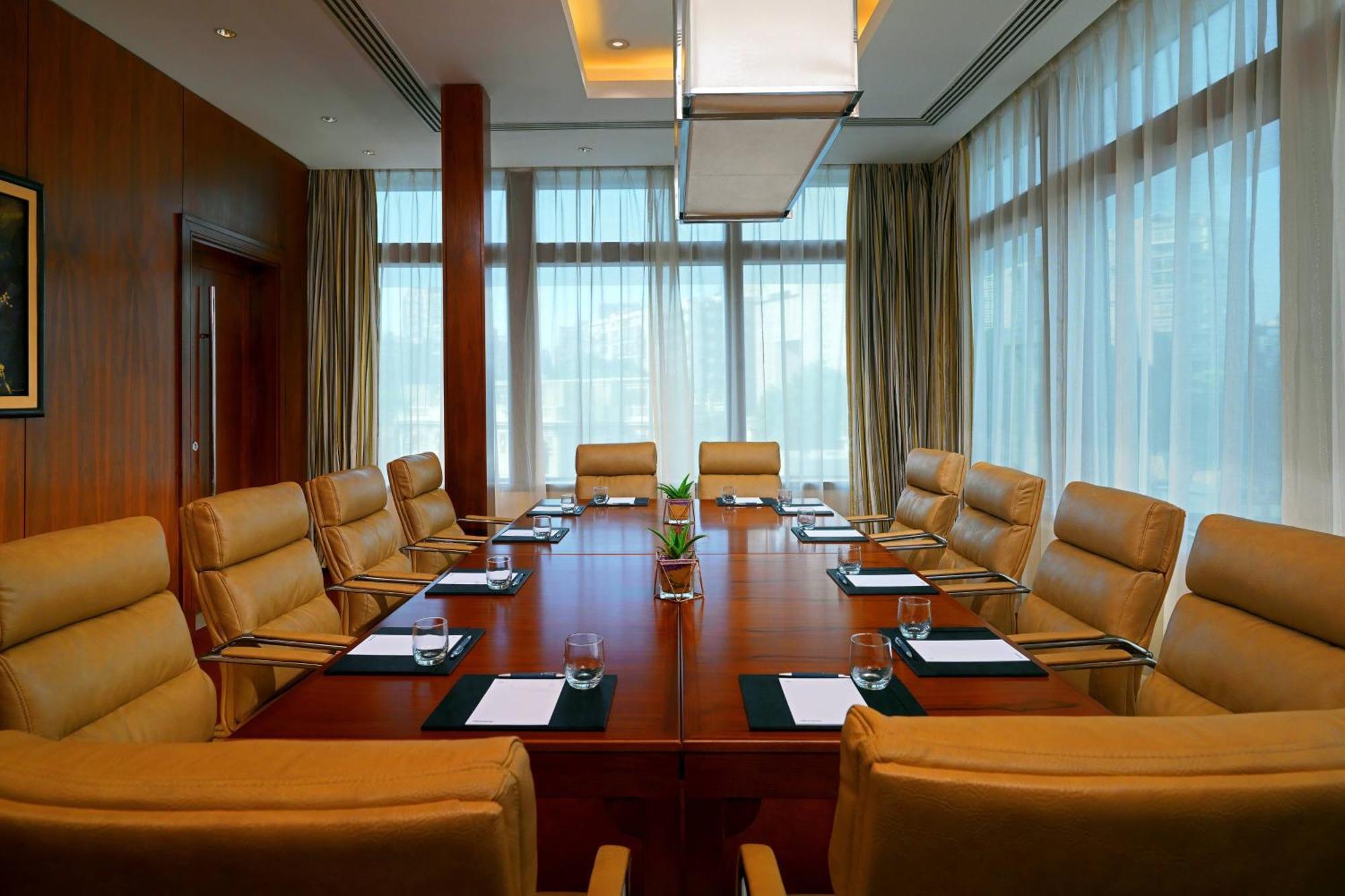 Sheraton Cairo Hotel & Casino Giza Exterior foto Boardroom at the Ritz-Carlton, DIFC