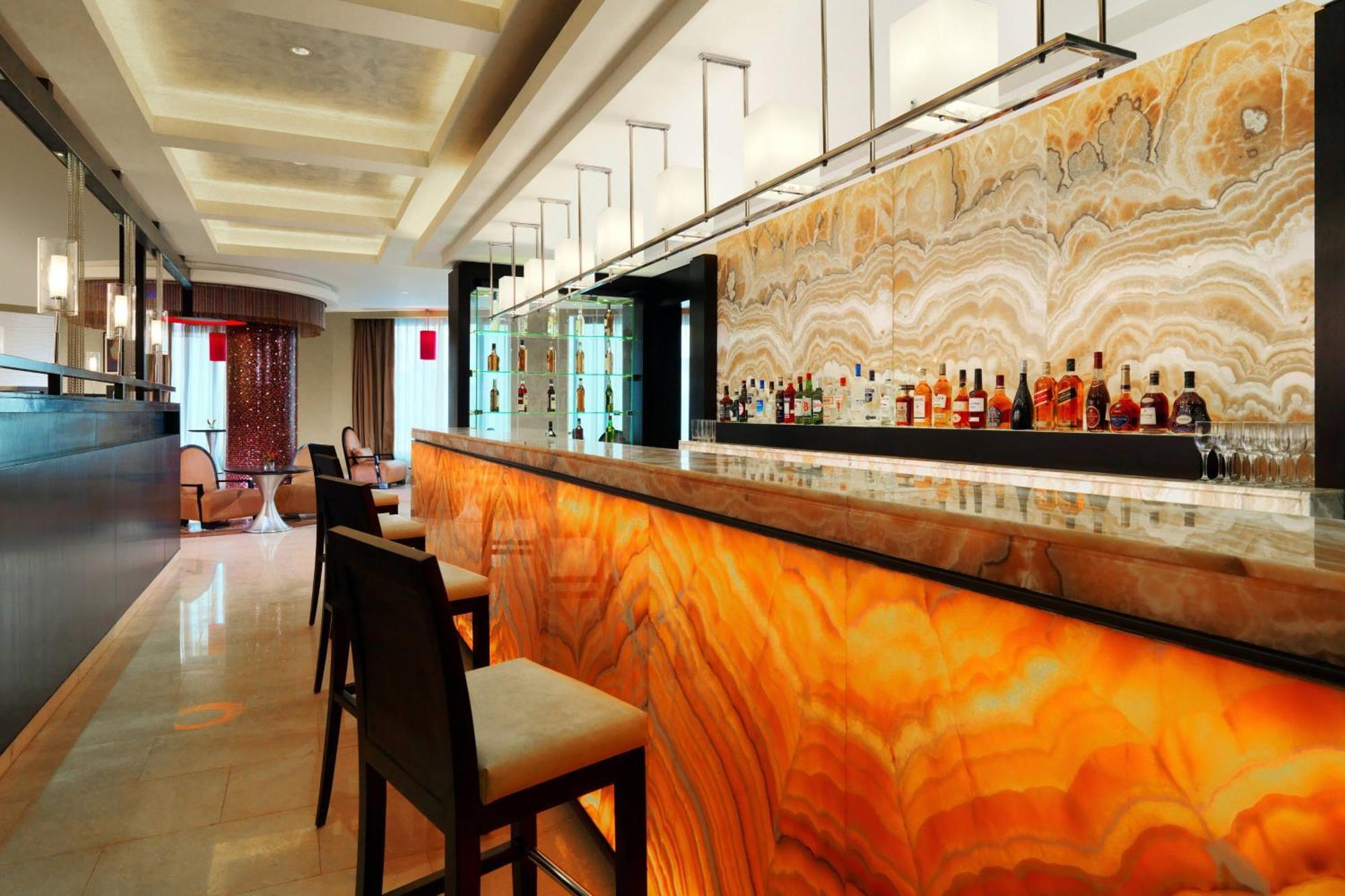Sheraton Cairo Hotel & Casino Giza Exterior foto The bar at the lobby