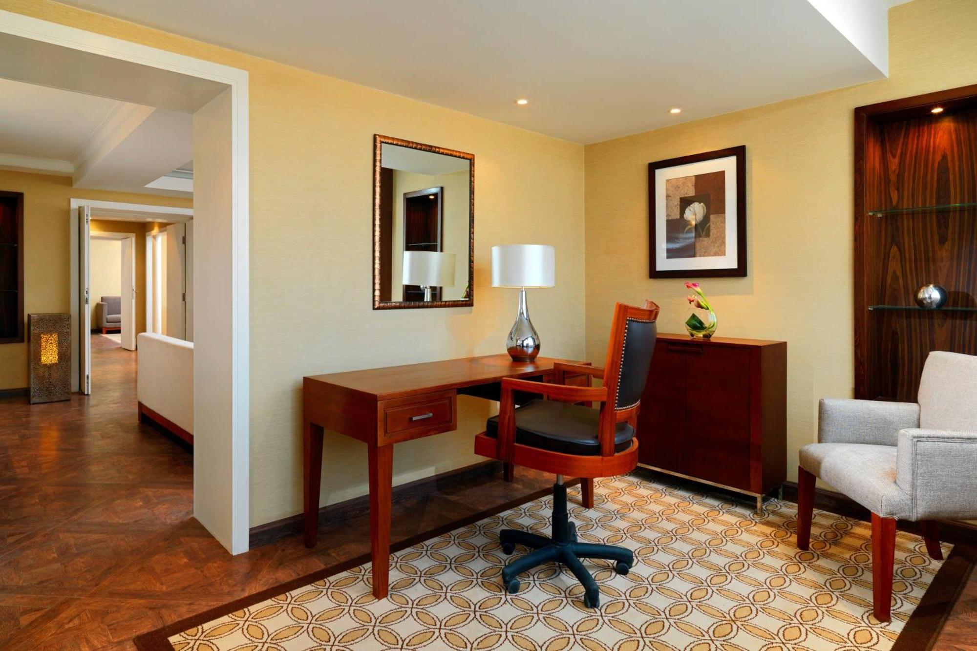 Sheraton Cairo Hotel & Casino Giza Exterior foto A work desk in a hotel room