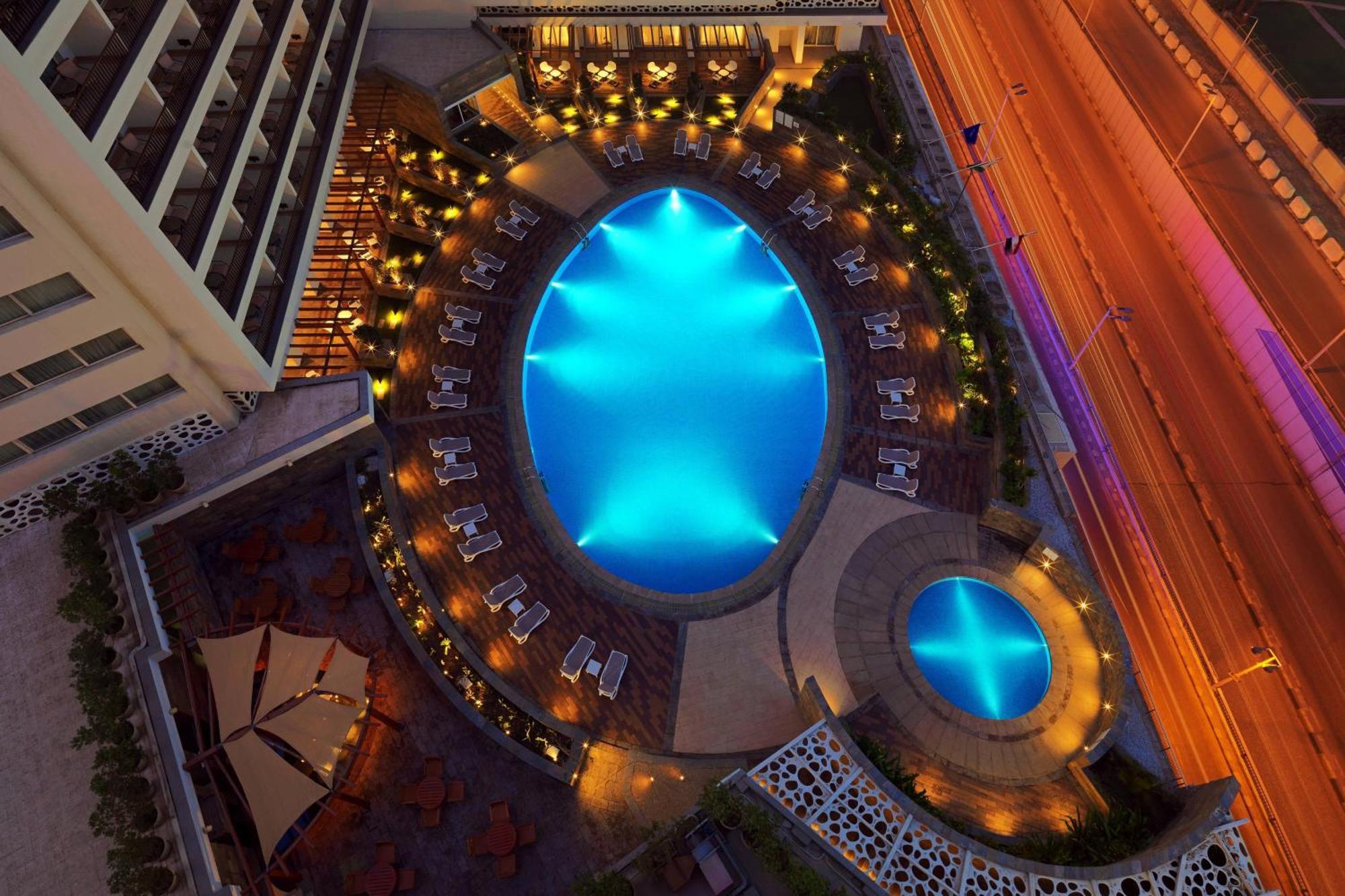 Sheraton Cairo Hotel & Casino Giza Exterior foto The pool at the hotel