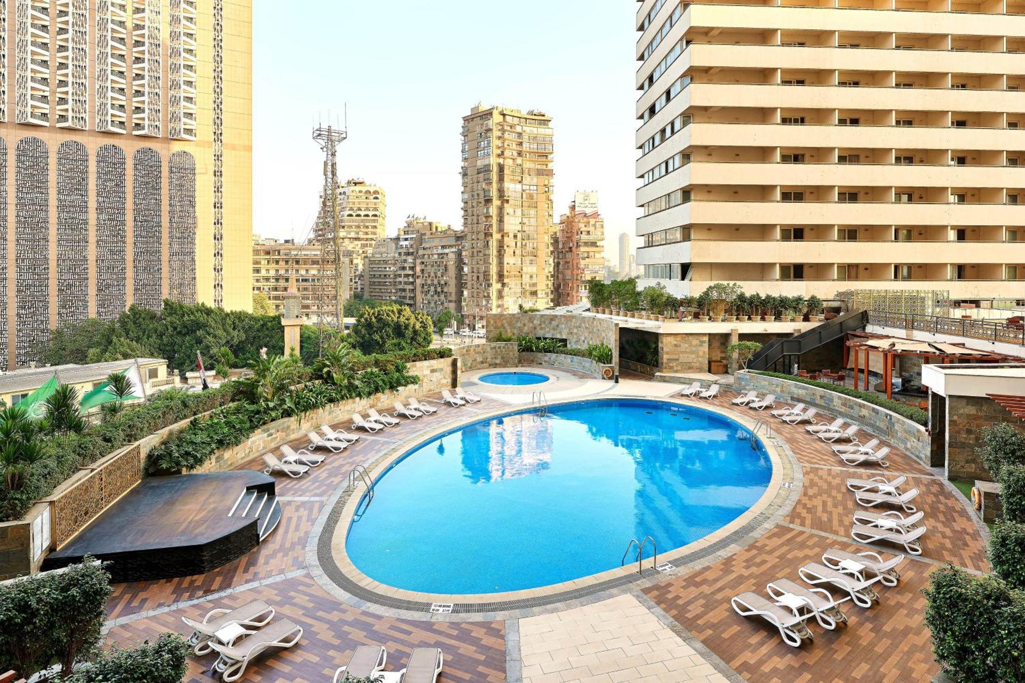 Sheraton Cairo Hotel & Casino Giza Exterior foto The pool at the Grand Hotel