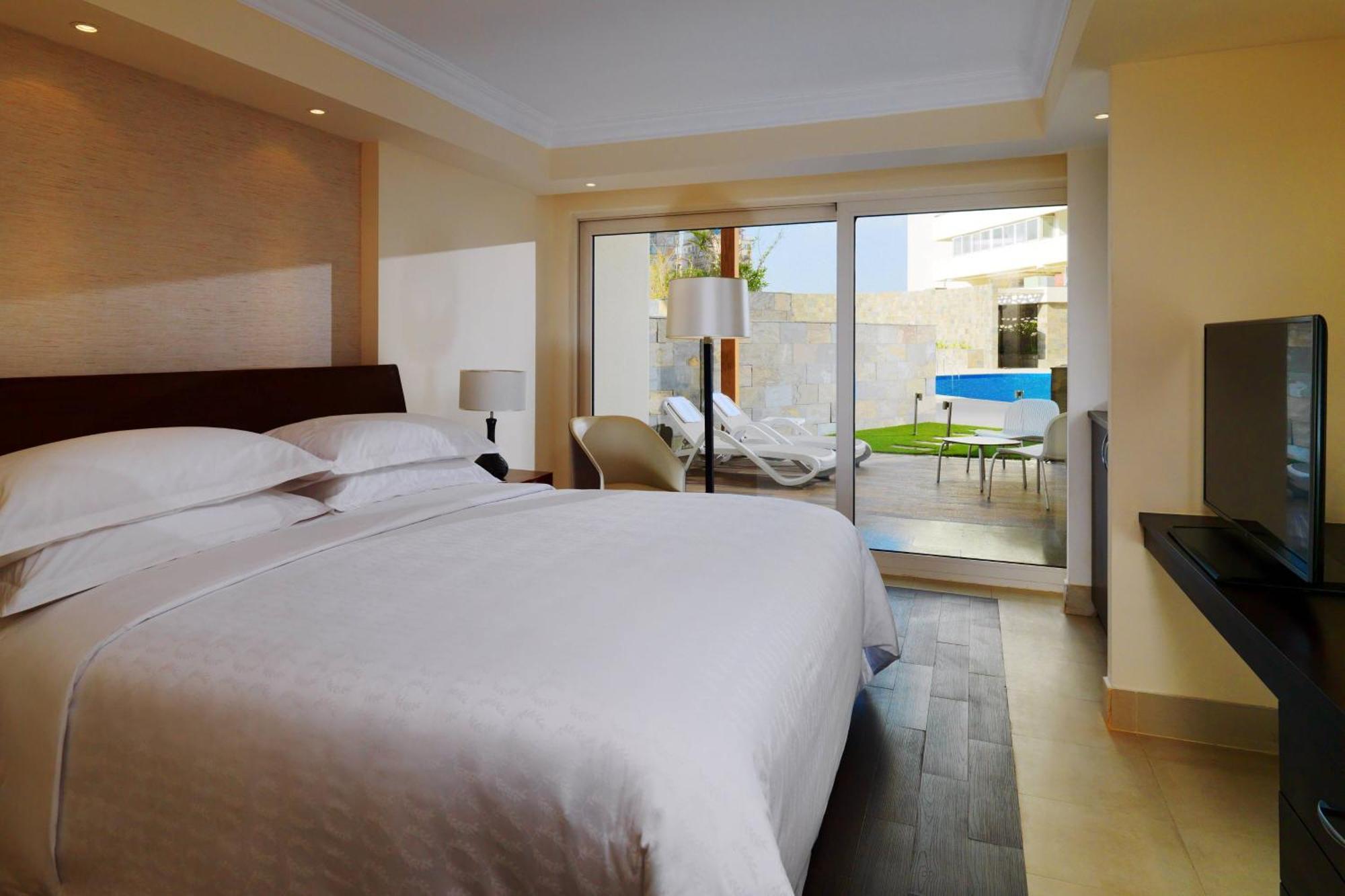 Sheraton Cairo Hotel & Casino Giza Exterior foto A room at the hotel