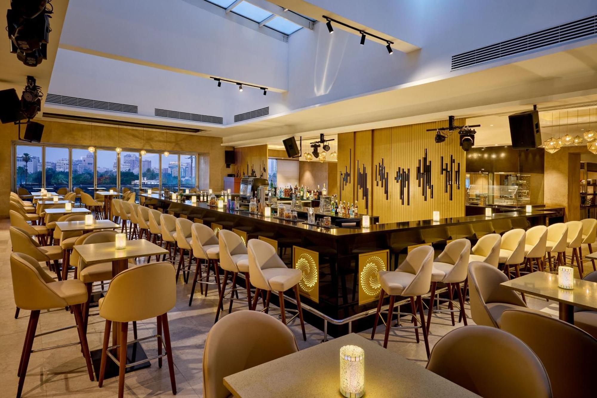 Sheraton Cairo Hotel & Casino Giza Exterior foto The bar at the 360° Sky Lounge
