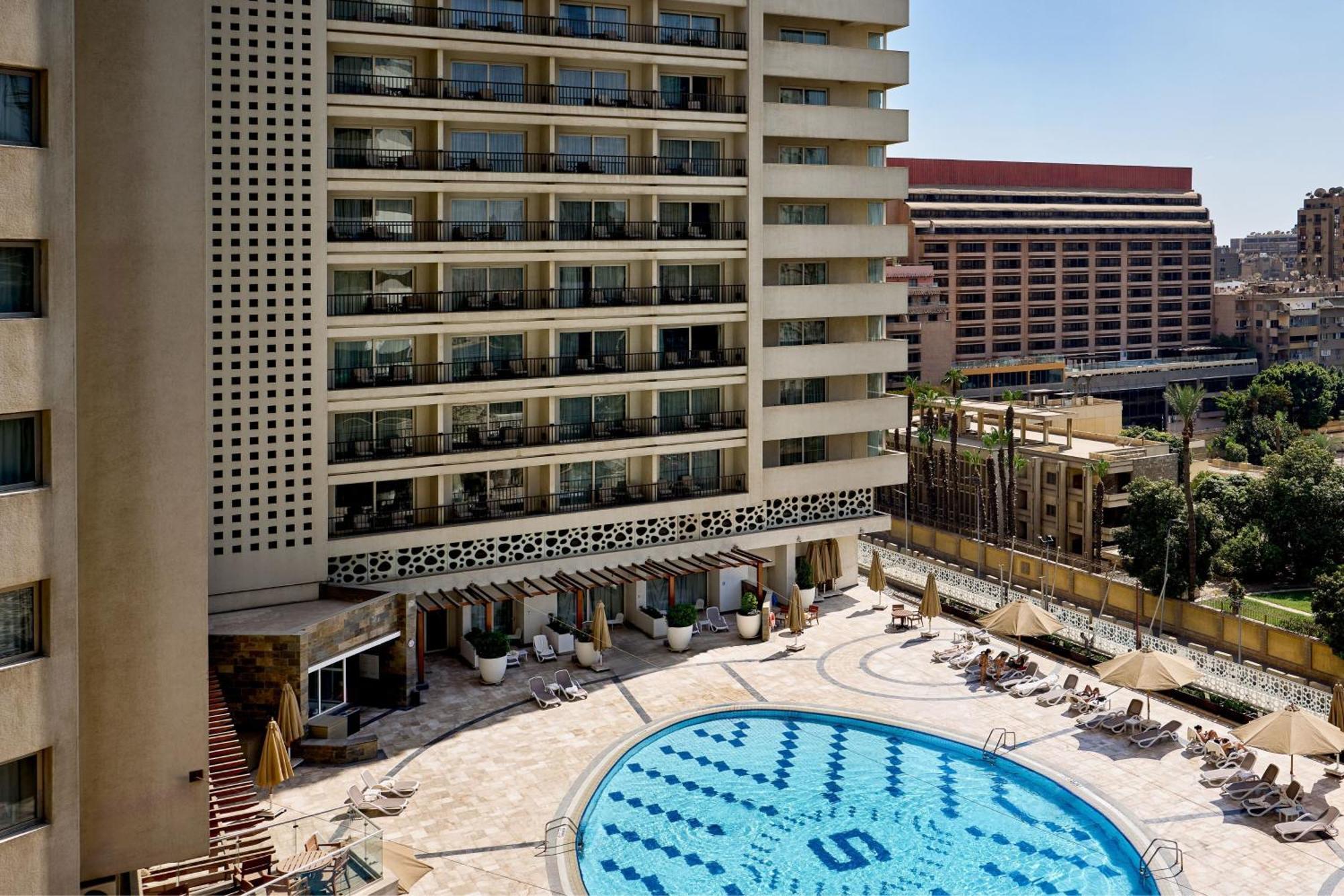 Sheraton Cairo Hotel & Casino Giza Exterior foto The pool at the Four Seasons Hotel, Cairo